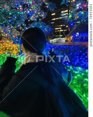 She stares at the illuminations She stares at the illuminations 78455001