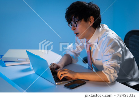 商人加班累了又擔心 78455332