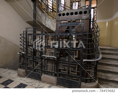 埃及開羅解放廣場附近一棟建築的電梯（阿拉伯之春示範點） 78455682