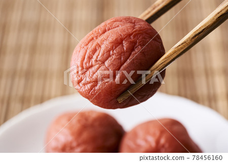 梅干用筷子夾起來 78456160