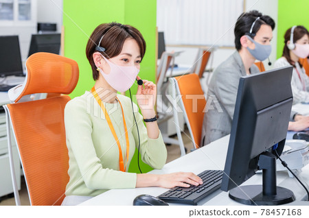 戴著口罩和耳機的工作人員 78457168