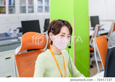 戴著口罩和耳機的工作人員 戴著口罩和耳機的工作人員 78457197
