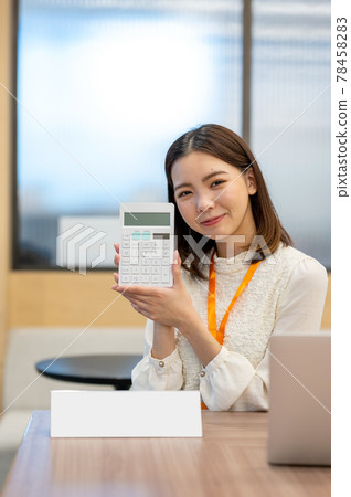 Image of a young woman at the reception (no plate name) 78458283