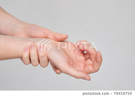 The hand massages the brush. The concept of joint pain. 78458759