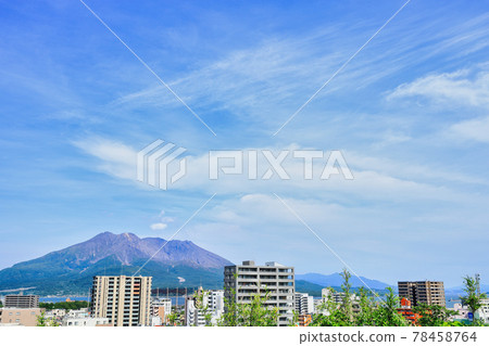 Sakurajima and Kagoshima cityscape seen from Nanshu Park 78458764