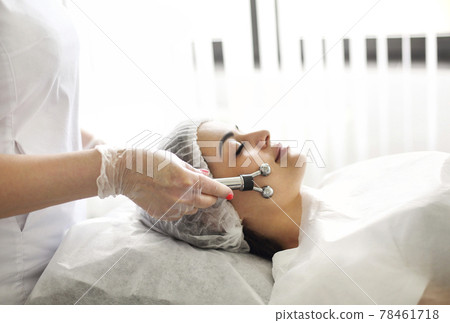 Crop beautician using machine for microcurrent treatment 78461718