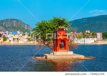Hindu temple on Pushkar lake, India 78462244