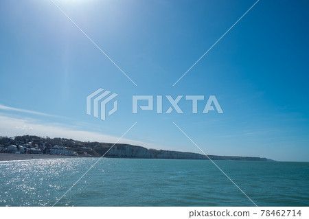 Landscape with white beach, the sea and the beautiful sun in the blue sky Landscape with white beach, the sea and the beautiful sun in the blue sky 78462714