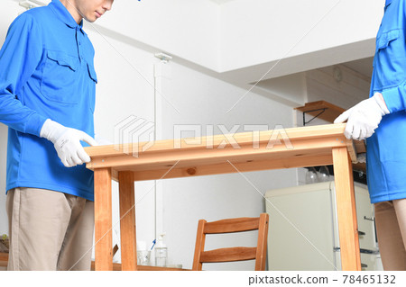 多個穿著工作服的男子在搬家時拿著桌子的圖像 78465132