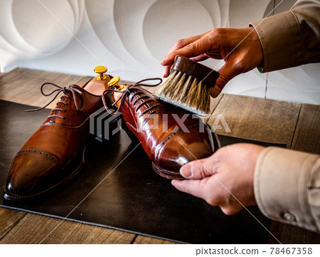 shoe shine image 78467358