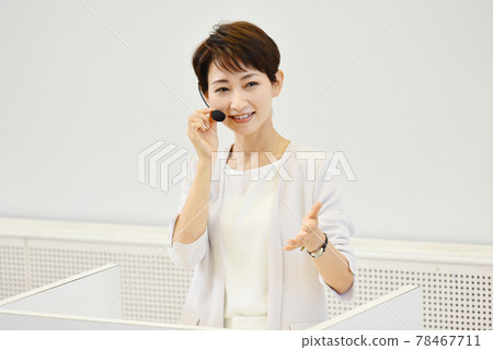 在研討會上發言的女人 在研討會上發言的女人 78467711