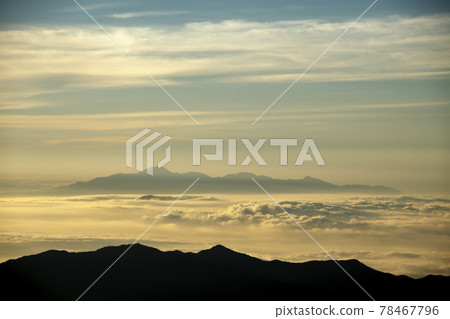 榛名山在朝陽的照耀下，像孤島一樣漂浮在雲海中 78467796
