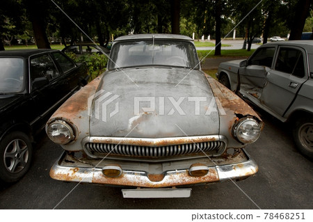 Rusty car 78468251