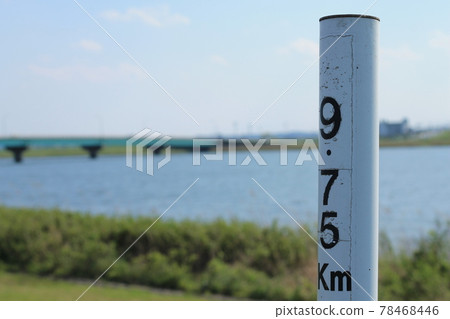 在河床上顯示到大海的距離的柱子 在河床上顯示到大海的距離的柱子 78468446