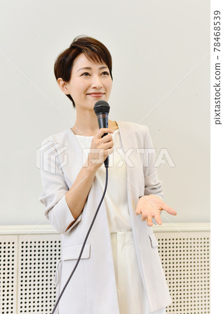 一位女士在研討會上用麥克風講話 一位女士在研討會上用麥克風講話 78468539