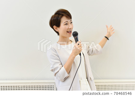 一位女士在研討會上用麥克風講話 78468546
