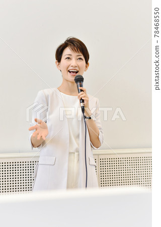 一位女士在研討會上用麥克風講話 一位女士在研討會上用麥克風講話 78468550