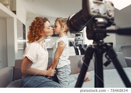 Mother with daughter shoots a beauty blog 78468634
