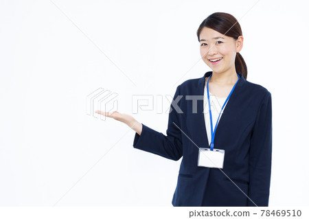 A business woman in her thirties who is introducing A business woman in her thirties who is introducing 78469510