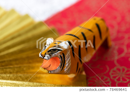 2022 Tiger year, folding fan and tiger carved with one sword Sasano 2022 Tiger year, folding fan and tiger carved with one sword Sasano 78469641