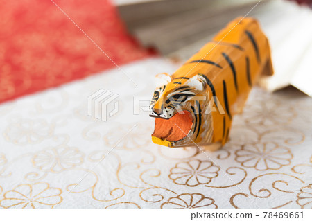 2022 Tiger year, folding fan and tiger carved with one sword Sasano 2022 Tiger year, folding fan and tiger carved with one sword Sasano 78469661