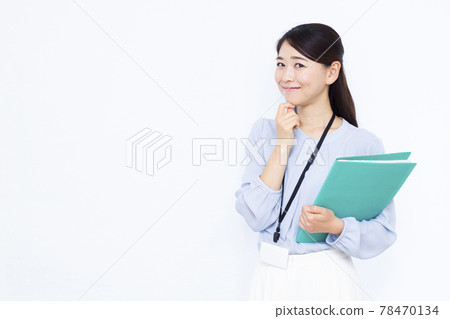 A business woman in her thirties thinking with a smile 78470134