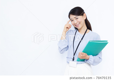 A business woman in her thirties thinking with a smile 78470135