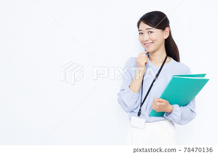 A business woman in her thirties thinking with a smile 78470136