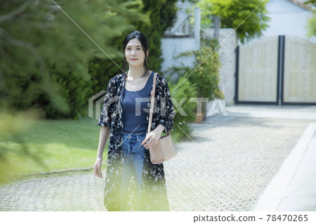女性戶外散步 女性戶外散步 78470265