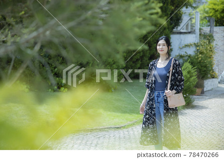女性戶外散步 女性戶外散步 78470266