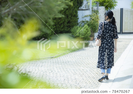 女性戶外散步 女性戶外散步 78470267