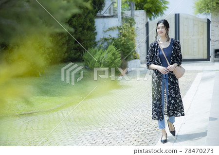 女性戶外散步 女性戶外散步 78470273
