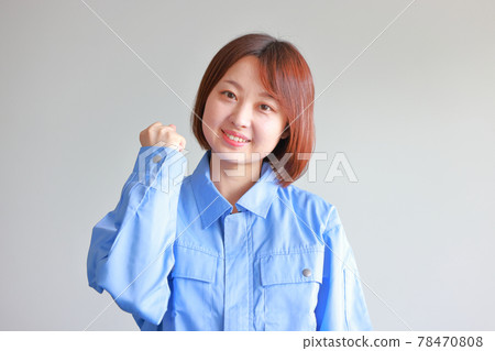 穿著制服和膽量的年輕女子用右手擺姿勢 78470808