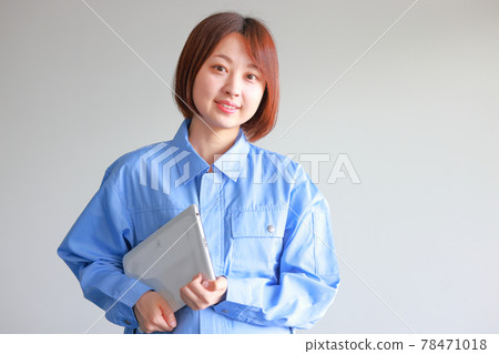 一位身穿制服、面帶微笑、右手拿著平板電腦的女人 78471018
