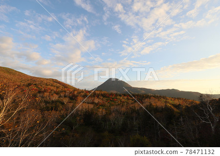 Autumn leaves and Mt. Rausu at Shiretoko Pass Autumn leaves and Mt. Rausu at Shiretoko Pass 78471132