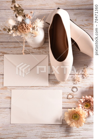 Pumps, bouquets and messages 78471360