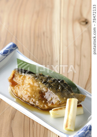 Teriyaki and grilled yellowtail with bamboo leaves 78472133