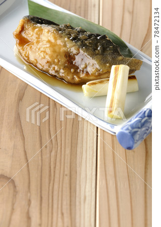 Teriyaki and grilled yellowtail with bamboo leaves 78472134