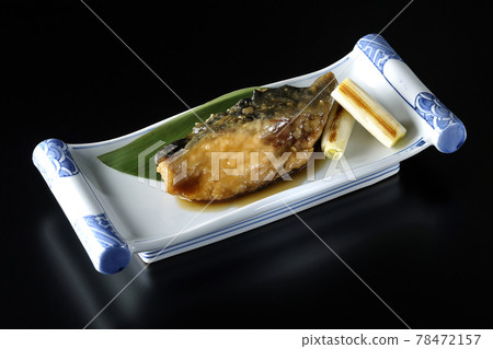 拍攝黃尾照燒和黑色背景竹葉烤蔥 拍攝黃尾照燒和黑色背景竹葉烤蔥 78472157