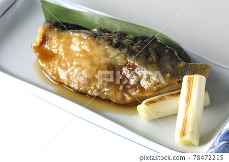 Photographed yellowtail teriyaki and grilled green onions with bamboo leaves on a white background 78472215