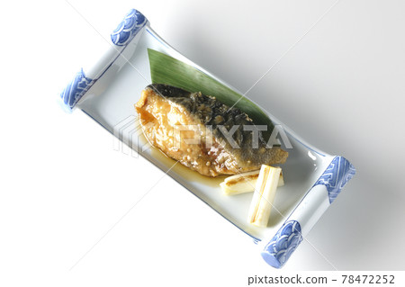 A bird's-eye view of yellowtail teriyaki and grilled green onions with bamboo leaves on a white background A bird's-eye view of yellowtail teriyaki and grilled green onions with bamboo leaves on a white background 78472252