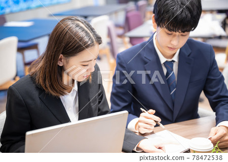 Young women and men working in coworking spaces Young women and men working in coworking spaces 78472538