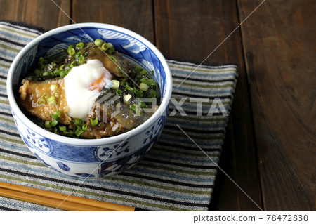 Eat a yellowtail teriyaki rice bowl topped with hot balls and plenty of small onions 78472830