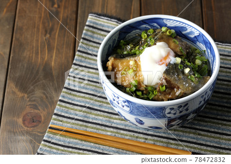 Eat a yellowtail teriyaki rice bowl topped with hot balls and plenty of small onions 78472832