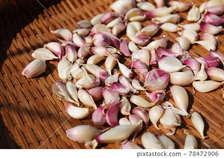 蒜瓣與竹篩特寫 蒜瓣與竹篩特寫 78472906