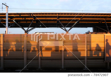 車站月台上的人影 78472907