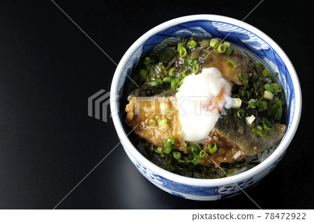 鳥瞰黃尾照燒飯碗，上面放著熱球和黑色背景上的大量小洋蔥 78472922
