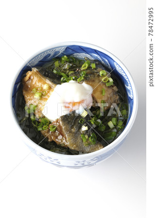 鳥瞰黃尾照燒飯碗，上面放著熱球和白色背景上的大量小洋蔥 78472995