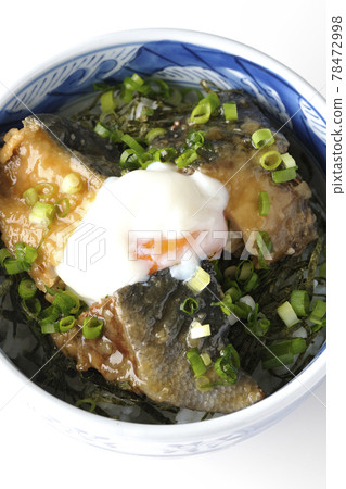 A bird's-eye view of a yellowtail teriyaki rice bowl topped with hot balls and plenty of small onions on a white background 78472998