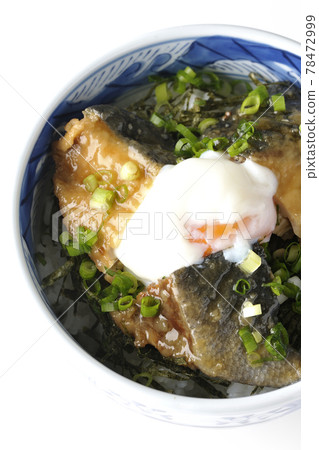 A bird's-eye view of a yellowtail teriyaki rice bowl topped with hot balls and plenty of small onions on a white background 78472999